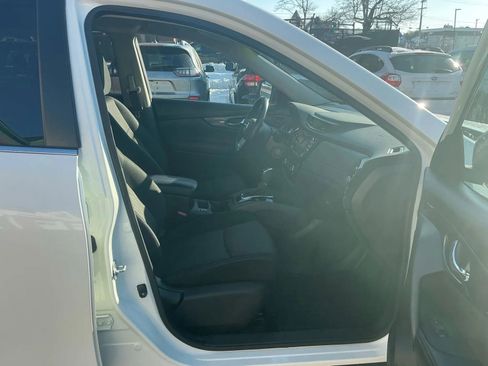 Used 2017 Nissan Rogue SV image 17