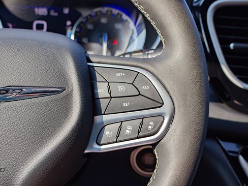Used 2025 Chrysler Pacifica Select FWD image 22