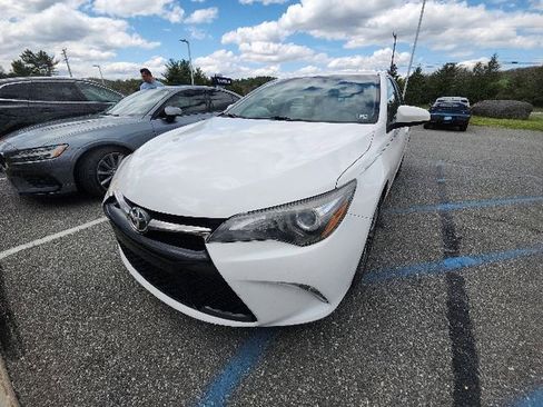 Used 2017 Toyota Camry SE w/ Moonroof Package FWD image 3