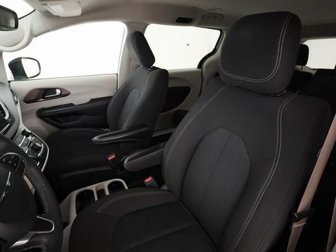 Used 2022 Chrysler Voyager LX image 12