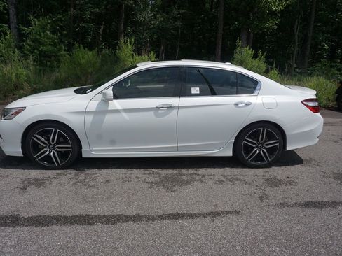 Used 2016 Honda Accord Touring image 18
