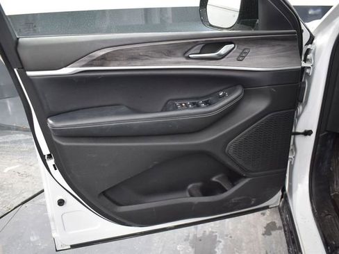 Used 2023 Jeep Grand Cherokee Limited image 12