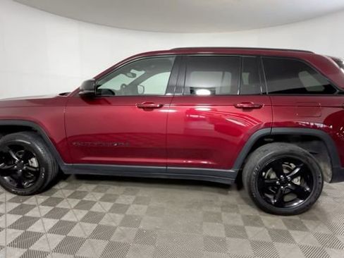 Used 2023 Jeep Grand Cherokee Altitude AWD/4WD image 9