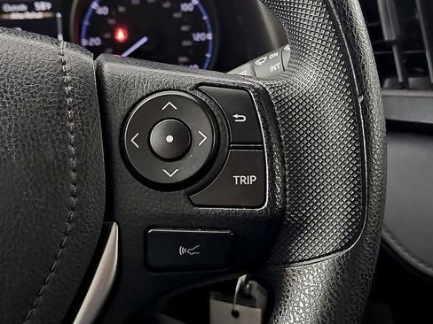 Used 2018 Toyota RAV4 LE FWD image 21