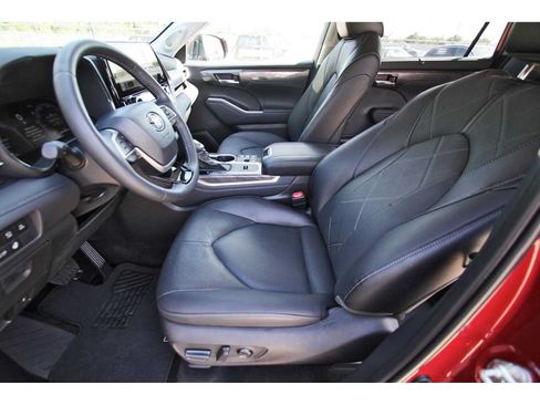 Used 2025 Toyota Highlander Platinum AWD/4WD image 11