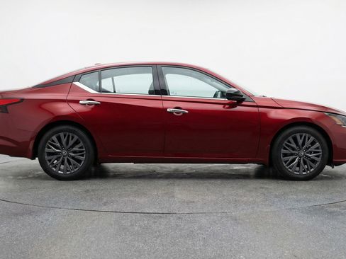 Used 2025 Nissan Altima 2.5 SV image 11