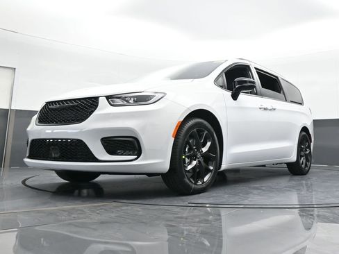 New 2026 Chrysler Pacifica Select image 54