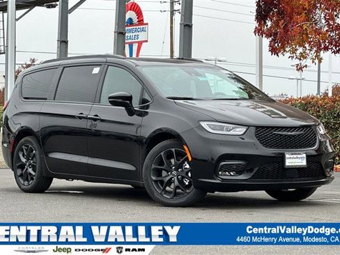 New 2026 Chrysler Pacifica Limited w/ Uconnect Theater Family Group image 1