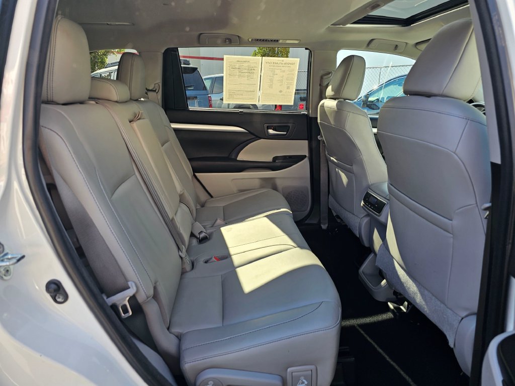 Used 2018 Toyota Highlander XLE AWD/4WD image 12