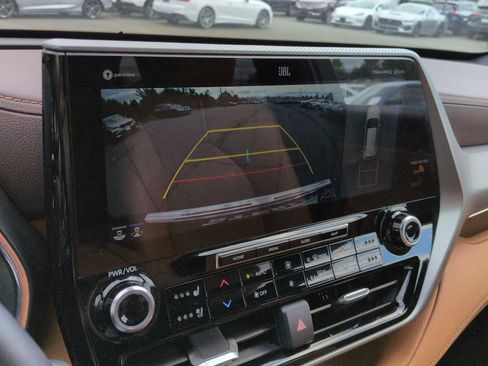 Used 2022 Toyota Highlander Platinum AWD/4WD image 32
