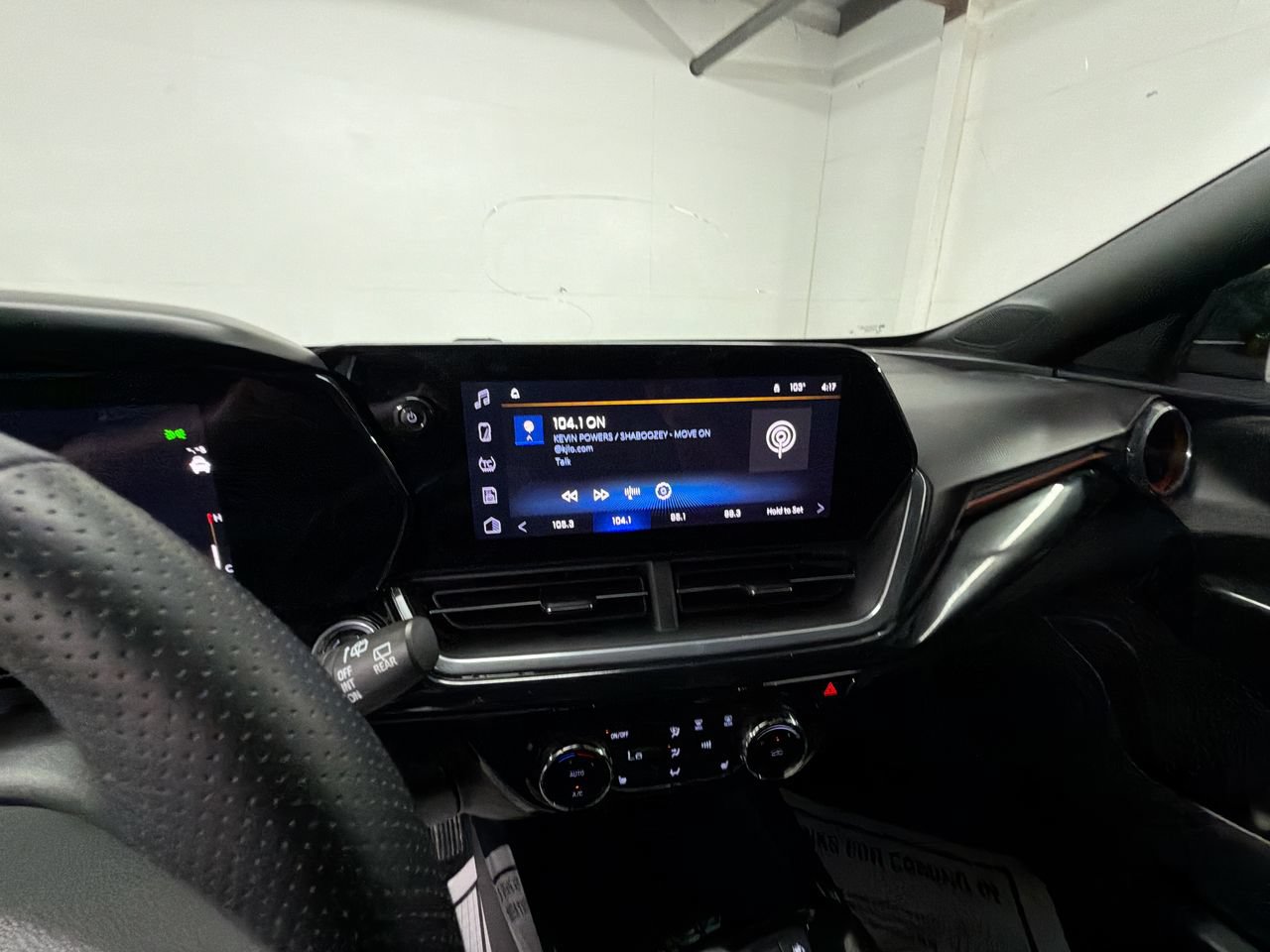 Certified 2025 Chevrolet Trax RS w/ Sunroof Package FWD image 17