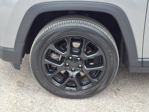 Used 2023 Jeep Compass Latitude image 31