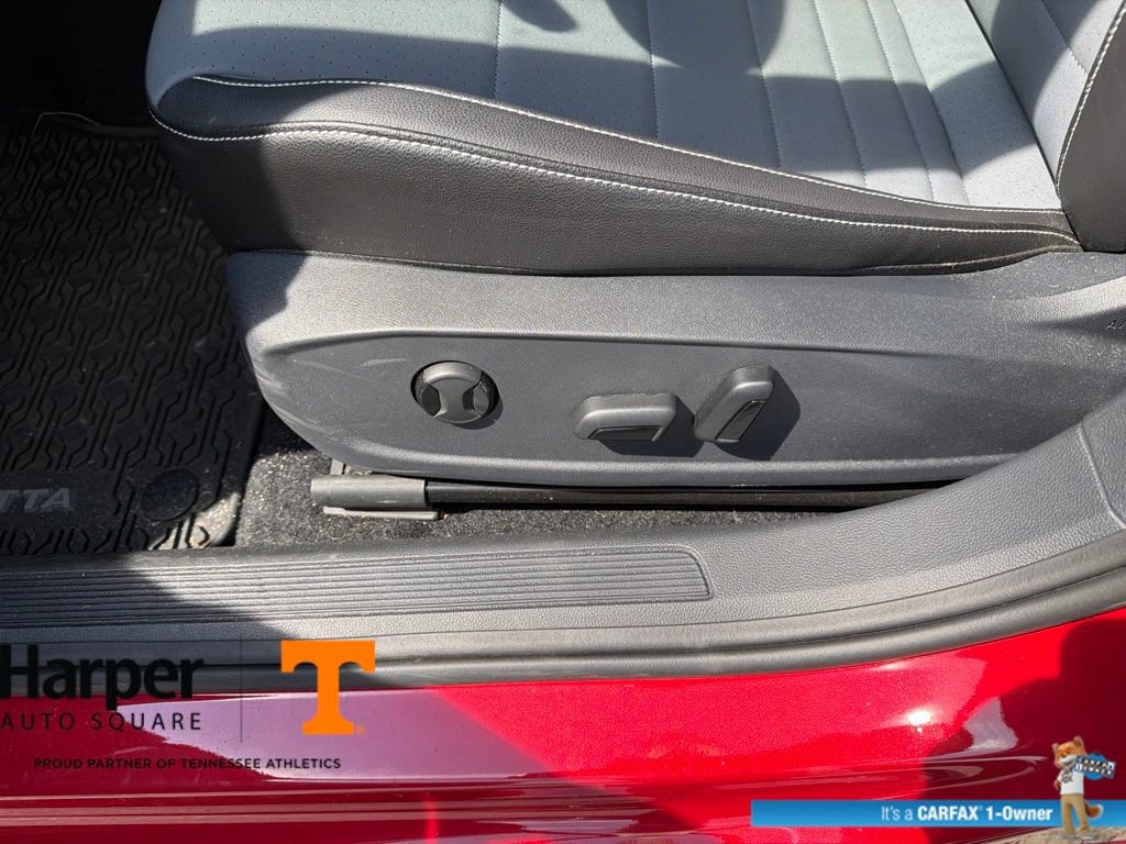 Used 2025 Volkswagen Jetta SE w/ Sunroof Package FWD image 17