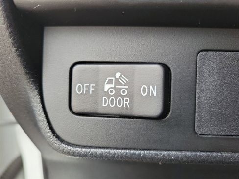 Used 2017 Toyota Tacoma SR image 20