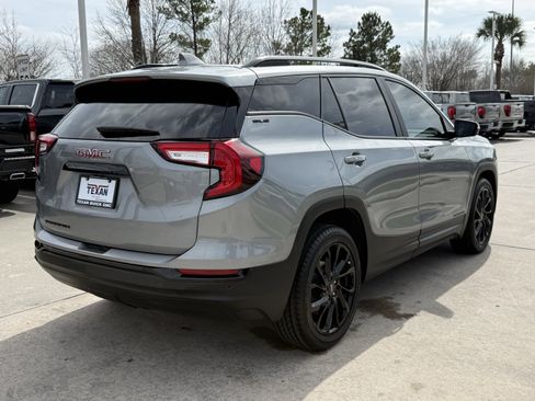 Used 2024 GMC Terrain SLE w/ Driver Convenience Package image 5