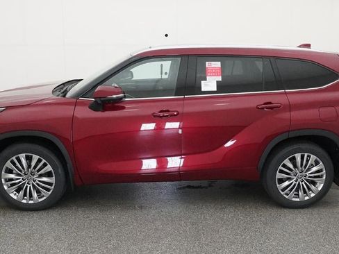 New 2026 Toyota Highlander Platinum AWD/4WD image 3