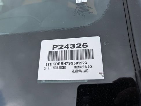 Used 2025 Toyota Highlander Platinum AWD/4WD image 37
