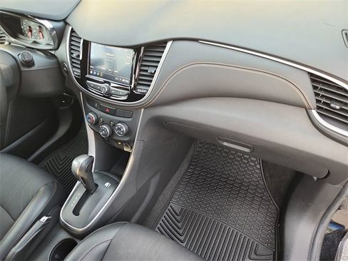 Used 2022 Chevrolet Trax LT w/ LT Convenience Package image 26