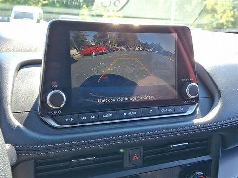Used 2024 Nissan Rogue SV image 18