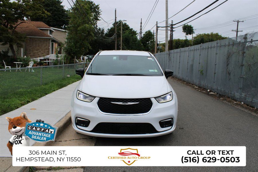 Used 2025 Chrysler Pacifica Select FWD image 2