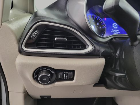 Used 2024 Chrysler Pacifica Touring-L image 10