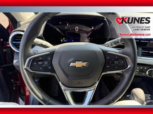 Used 2025 Chevrolet Trax LT w/ LT Convenience Package FWD image 17