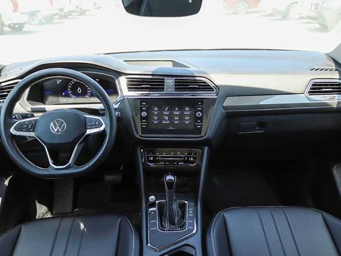 Used 2023 Volkswagen Tiguan SE w/ Panoramic Sunroof Package FWD image 12