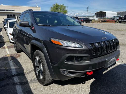 Used 2018 Jeep Cherokee Trailhawk AWD/4WD image 3