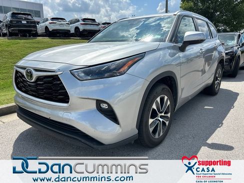 Used 2024 Toyota Highlander XLE FWD image 1