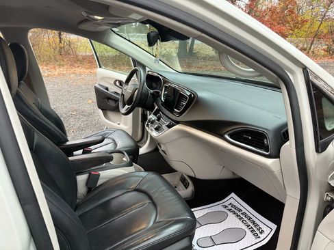 Used 2017 Chrysler Pacifica Touring-L Plus image 13