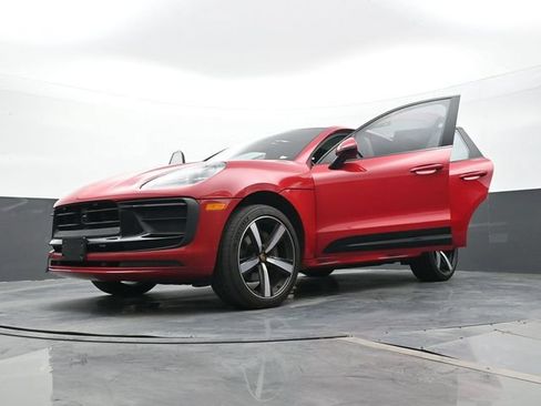 Certified 2022 Porsche Macan AWD/4WD image 33