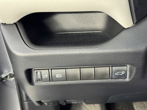 Used 2022 Toyota RAV4 XLE Premium image 17