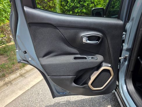 Used 2017 Jeep Renegade Latitude FWD image 22