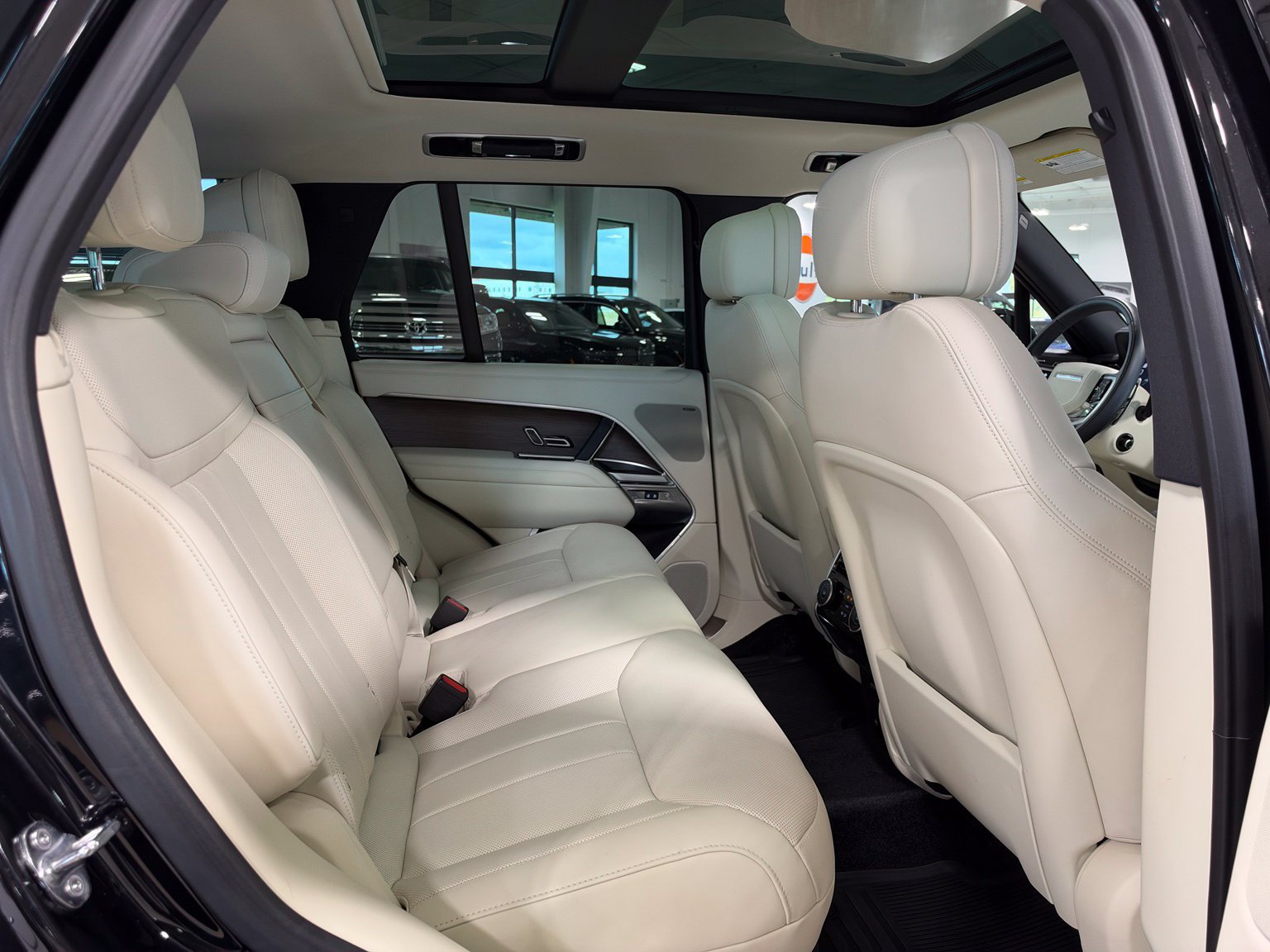 Used 2024 Land Rover Range Rover SE AWD/4WD image 39