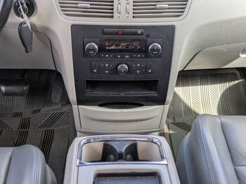 Used 2010 Volkswagen Routan SEL image 18