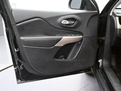 Used 2018 Jeep Cherokee Limited AWD/4WD image 8