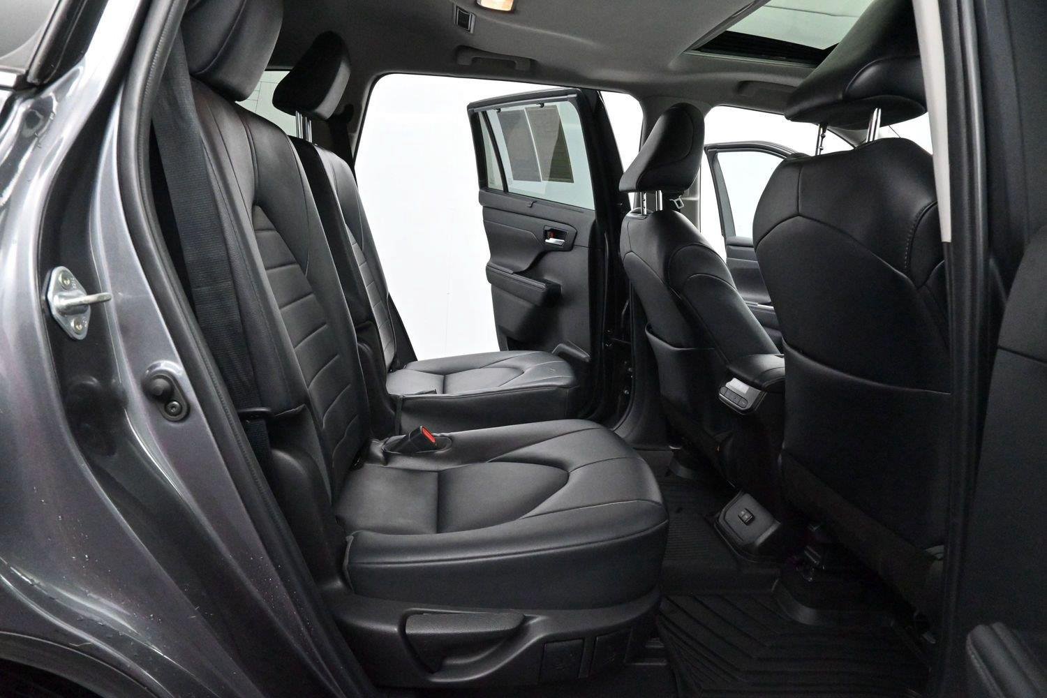 Used 2022 Toyota Highlander XLE FWD image 37