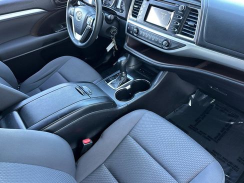 Used 2018 Toyota Highlander LE w/ Carpet Mat Package (TMS) image 16