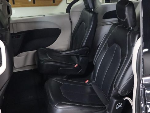 Used 2023 Chrysler Pacifica Touring-L FWD image 20