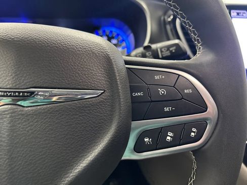 Used 2024 Chrysler Pacifica Touring-L FWD image 21