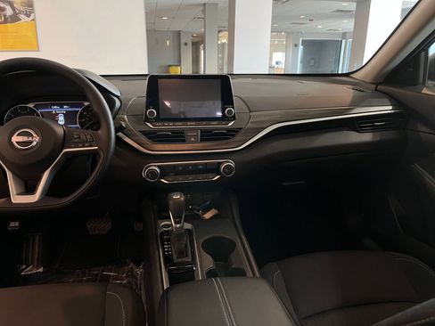 Used 2025 Nissan Altima 2.5 SV image 34