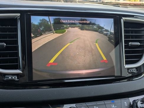 Used 2023 Chrysler Pacifica Touring-L FWD image 9