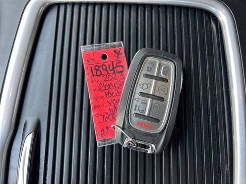 Used 2023 Chrysler Pacifica Touring-L FWD image 61