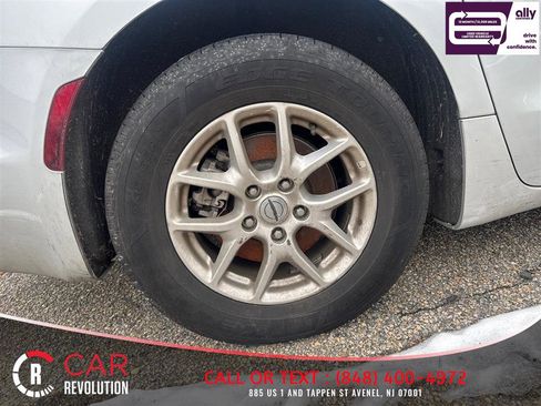 Used 2024 Chrysler Pacifica Touring-L image 9