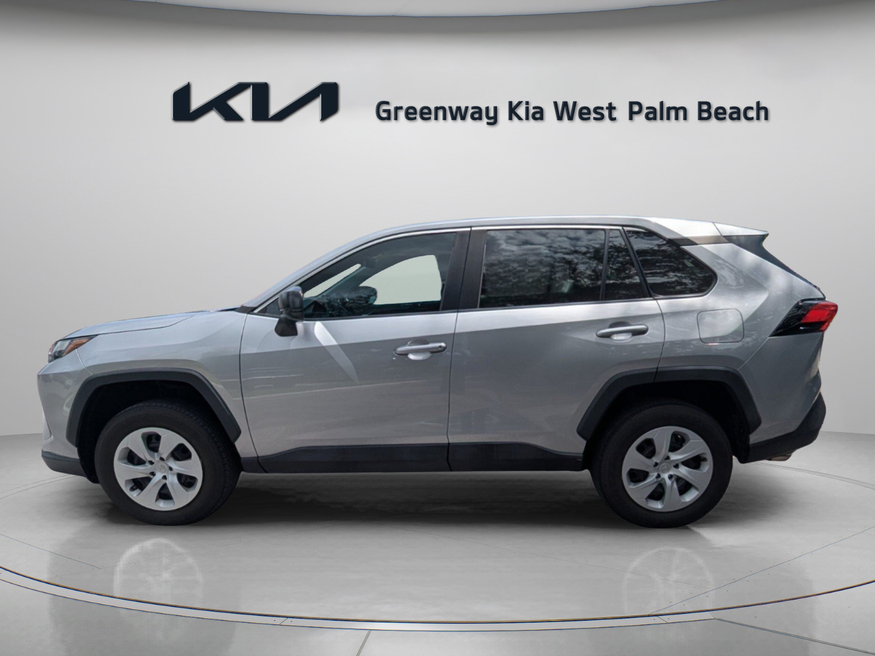 Used 2023 Toyota RAV4 LE FWD image 4