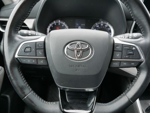 Used 2021 Toyota Highlander LE AWD/4WD image 25
