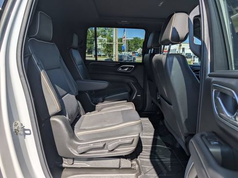 Used 2021 Chevrolet Suburban Premier w/ Premium Package AWD/4WD image 17