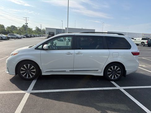 Used 2019 Toyota Sienna Limited Premium w/ Carpet Mat Package FWD image 4