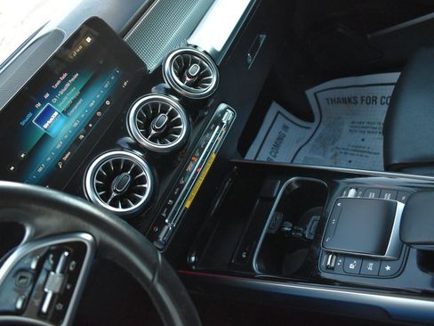 Used 2023 Mercedes-Benz GLB 250 image 25