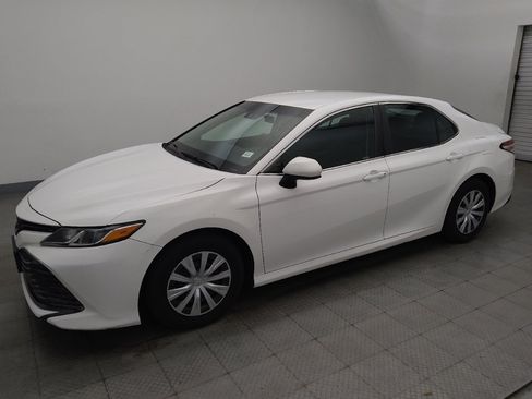 Used 2018 Toyota Camry FWD image 2